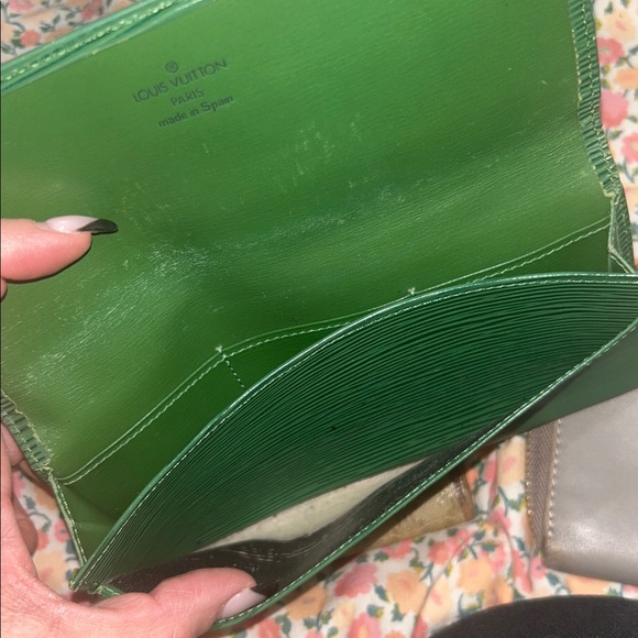 Four wallets authentic. - Picture 3 of 13